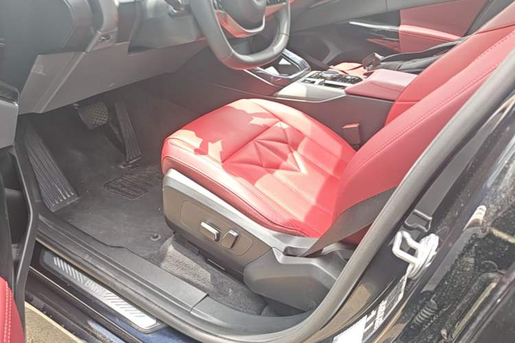 Used BMW X3 2025 xDrive25L Luxury Package Left Front Seat