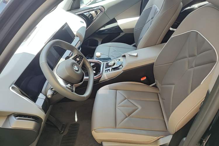 Used BMW X3 2025 xDrive25L Luxury Package Left Front Seat