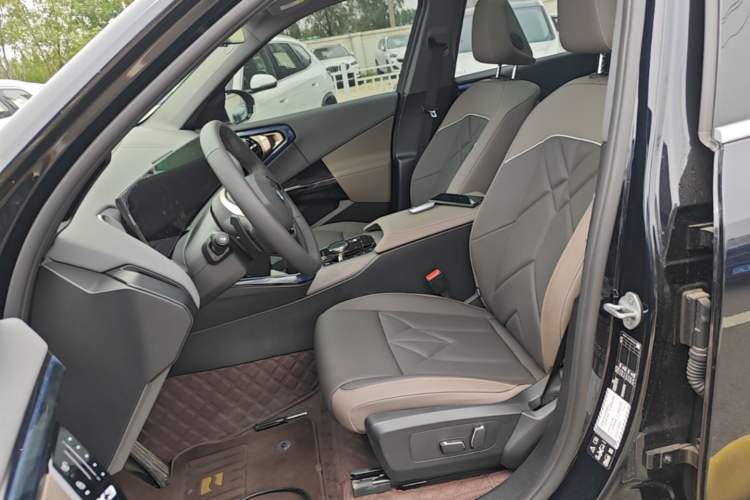 Used BMW X3 2025 xDrive25L Luxury Package Left Front Seat