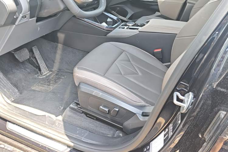 Used BMW X3 2025 xDrive25L Luxury Package Left Front Seat