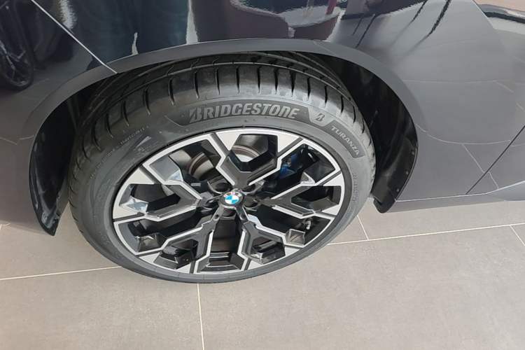 Used BMW X3 2025 xDrive30L Luxury Edition M Sport Package Left Front Wheel Hub