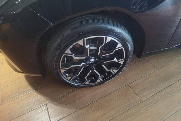 Used BMW X3 2025 xDrive30L Luxury Edition M Sport Package Left Front Wheel Hub