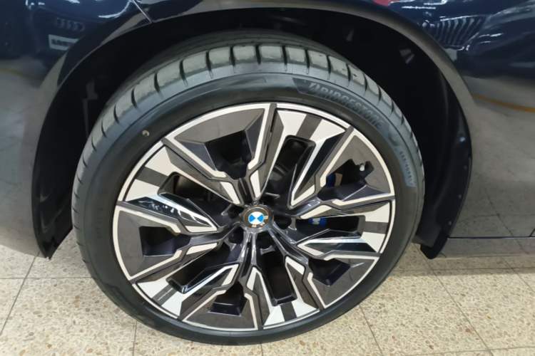 Used BMW X3 2025 xDrive30L Luxury Edition M Sport Package Left Front Wheel Hub