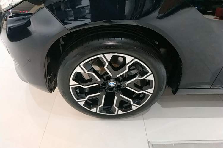 Used BMW X3 2025 Model, xDrive30L Leading M Sport Night Package Left Front Wheel Hub