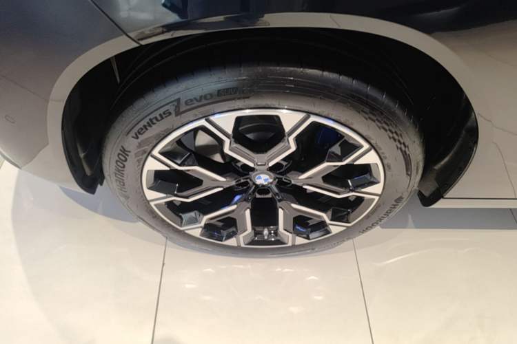 Used BMW X3 2025 xDrive30L Luxury Edition M Sport Package Left Front Wheel Hub