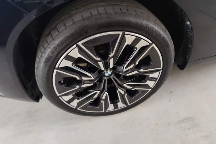 Used BMW X3 2025 xDrive30L Luxury Edition M Sport Package Left Front Wheel Hub