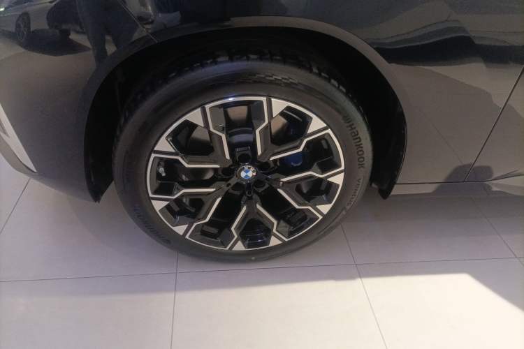 Used BMW X3 2025 xDrive30L Luxury Edition M Sport Package Left Front Wheel Hub