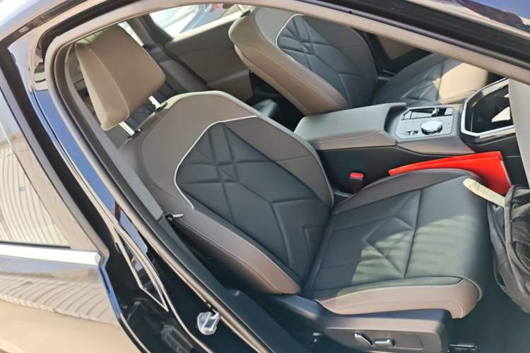 Used BMW X3 2025 xDrive30L Luxury Edition M Sport Package Right Front Seat