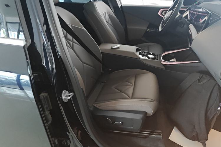 Used BMW X3 2025 xDrive25L Luxury Package Right Front Seat