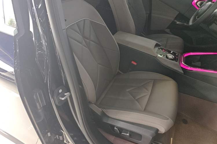 Used BMW X3 2025 Model, Facelifted xDrive25L Luxury Package Right Front Seat