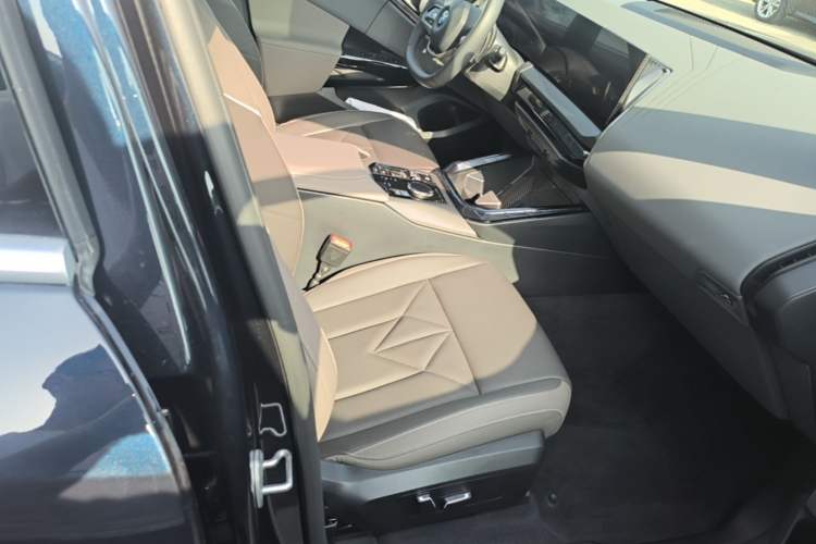 Used BMW X3 2025 xDrive25L Luxury Package Right Front Seat