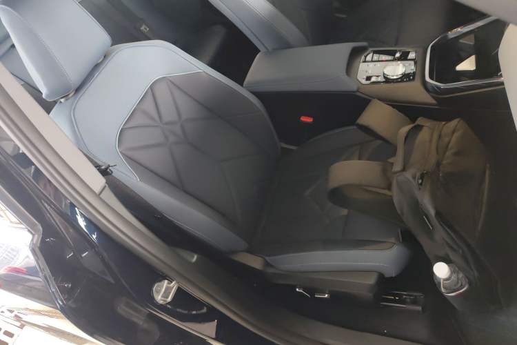 Used BMW X3 2025 xDrive30L Luxury Edition M Sport Package Right Front Seat