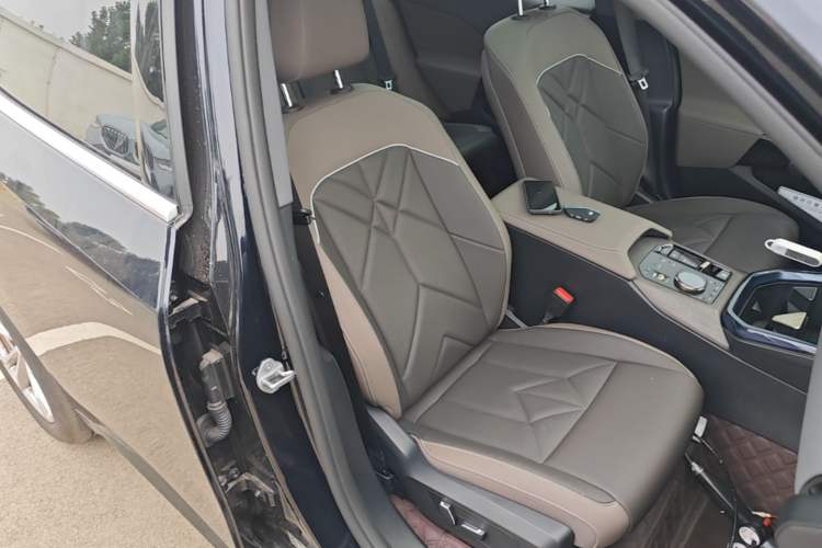 Used BMW X3 2025 xDrive25L Luxury Package Right Front Seat