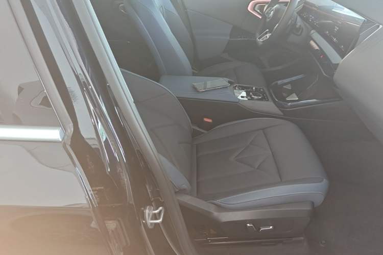 Used BMW X3 2025 xDrive30L Leading Model M Sport Package Right Front Seat