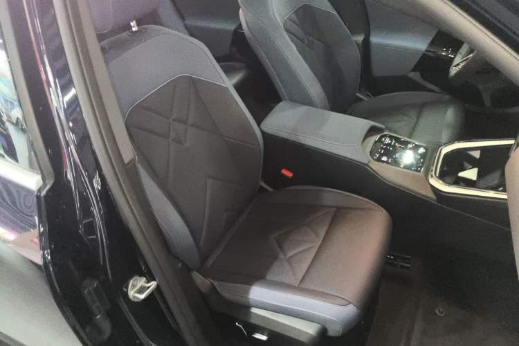 Used BMW X3 2025 xDrive30L Luxury Edition M Sport Package Right Front Seat