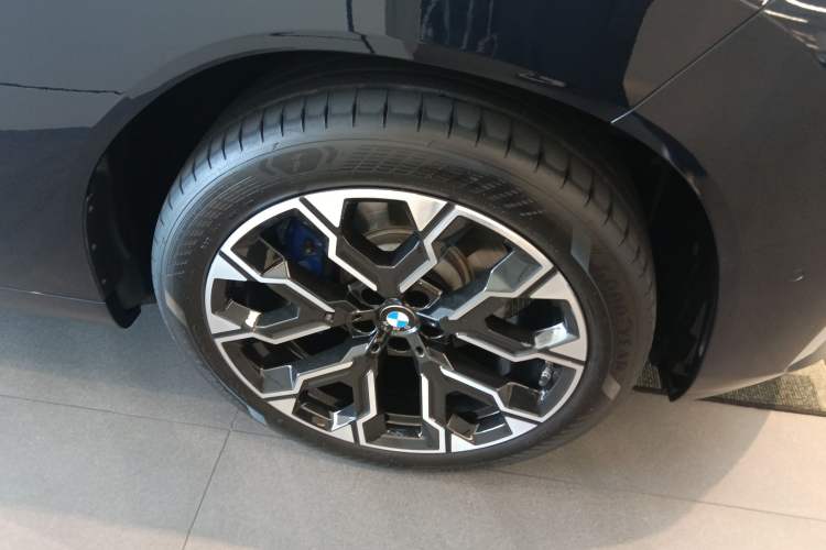 Used BMW X3 2025 xDrive30L Luxury Edition M Sport Package Right Front Wheel Hub