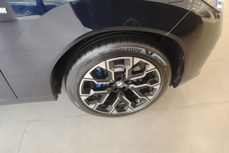 Used BMW X3 2025 xDrive30L Luxury Edition M Sport Package Right Front Wheel Hub