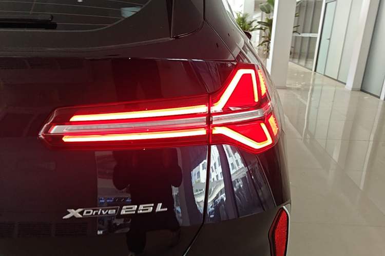 Used BMW X3 2025 xDrive25L Luxury Package Right Rear Taillight