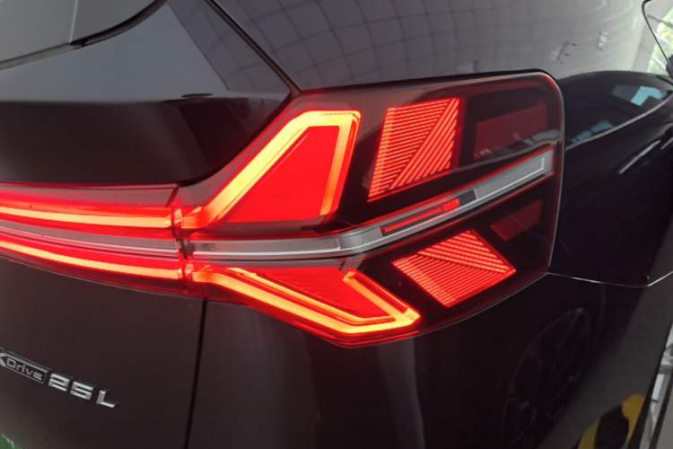 Used BMW X3 2025 xDrive25L Luxury Package Right Rear Taillight