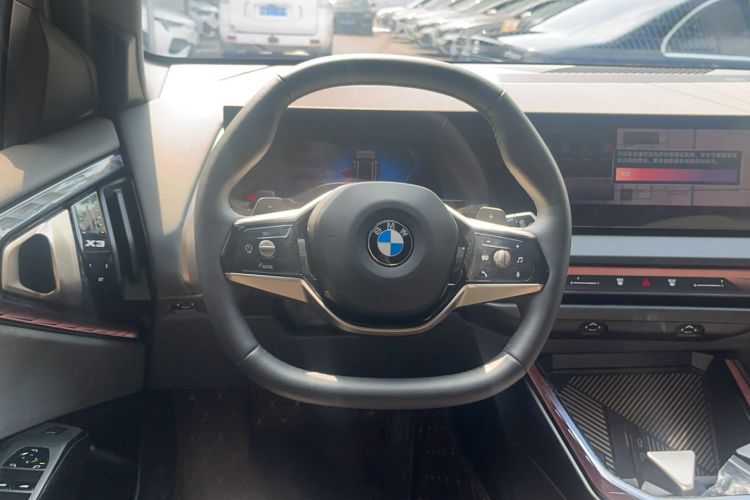 Used BMW X3 2025 xDrive25L Luxury Package Steering Wheel