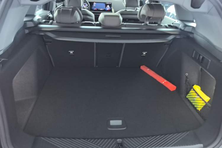 Used BMW X3 2025 xDrive25L Luxury Package Trunk