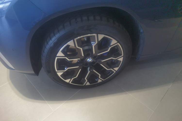 Used BMW X3 2025 xDrive30L Luxury Edition M Sport Package Left Front Wheel Hub