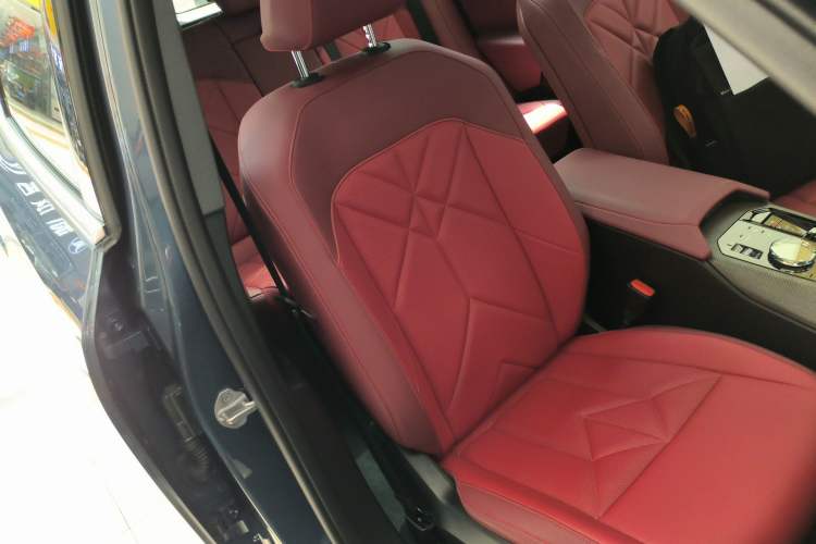 Used BMW X3 2025 xDrive30L Luxury Edition M Sport Package Right Front Seat