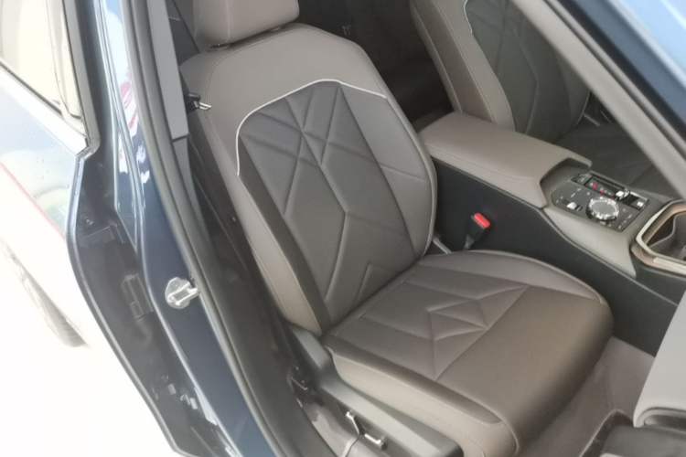Used BMW X3 2025 xDrive30L Luxury Edition M Sport Package Right Front Seat