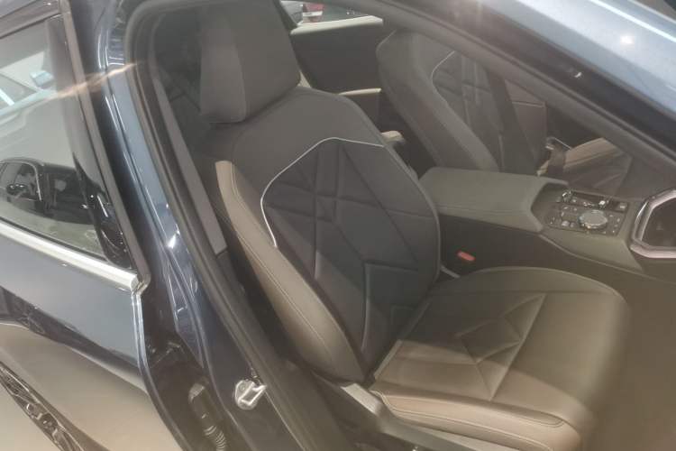 Used BMW X3 2025 xDrive30L Luxury Edition M Sport Package Right Front Seat