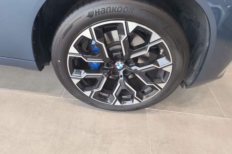 Used BMW X3 2025 xDrive30L Luxury Edition M Sport Package Right Front Wheel Hub