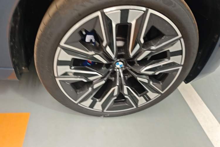Used BMW X3 2025 xDrive30L Luxury Edition M Sport Package Right Front Wheel Hub
