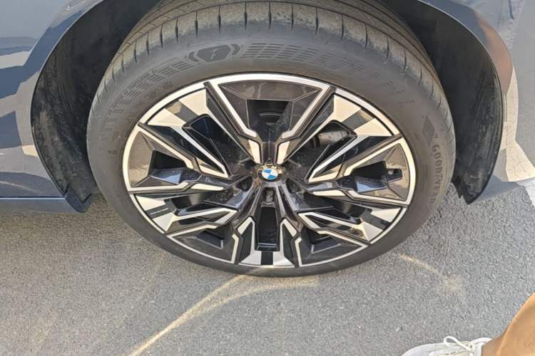 Used BMW X3 2025 xDrive30L Luxury Edition M Sport Package Right Front Wheel Hub