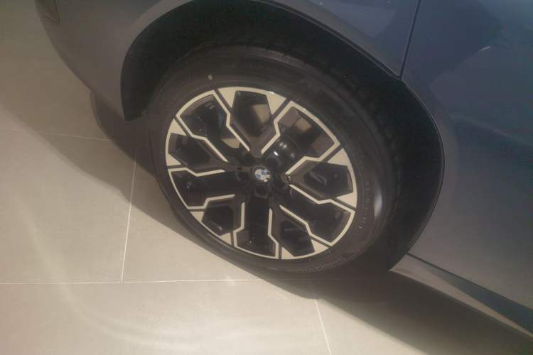 Used BMW X3 2025 xDrive30L Luxury Edition M Sport Package Right Rear Wheel Hub