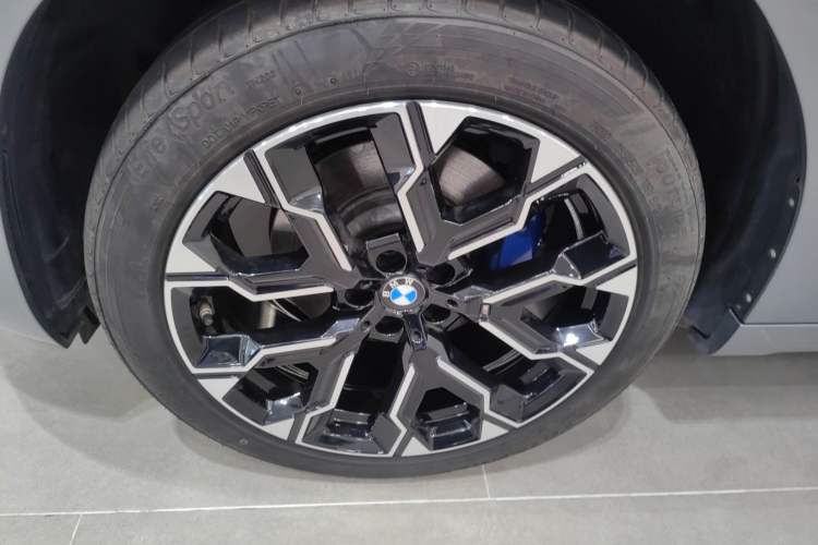 Used BMW X3 2025 xDrive30L Luxury Edition M Sport Package Left Front Wheel Hub