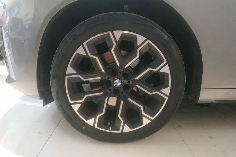 Used BMW X3 2025 xDrive30L Luxury Edition M Sport Package Left Front Wheel Hub
