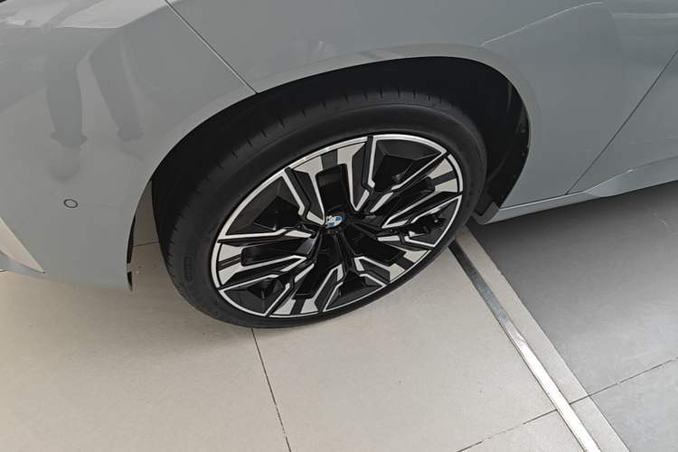 Used BMW X3 2025 xDrive30L Luxury Edition M Sport Package Left Front Wheel Hub