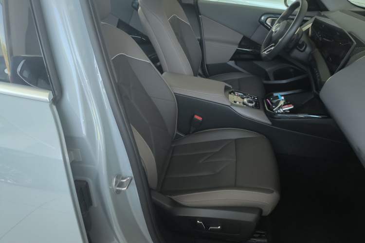 Used BMW X3 2025 xDrive30L Luxury Edition M Sport Package Right Front Seat