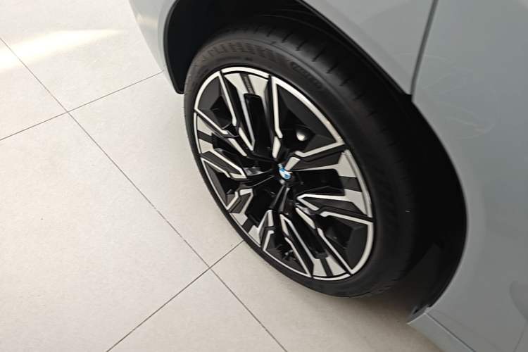 Used BMW X3 2025 xDrive30L Luxury Edition M Sport Package Right Rear Wheel Hub