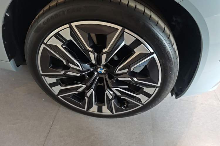 Used BMW X3 2025 Model, xDrive30L Prestige M Sport Night Package Right Front Wheel Hub