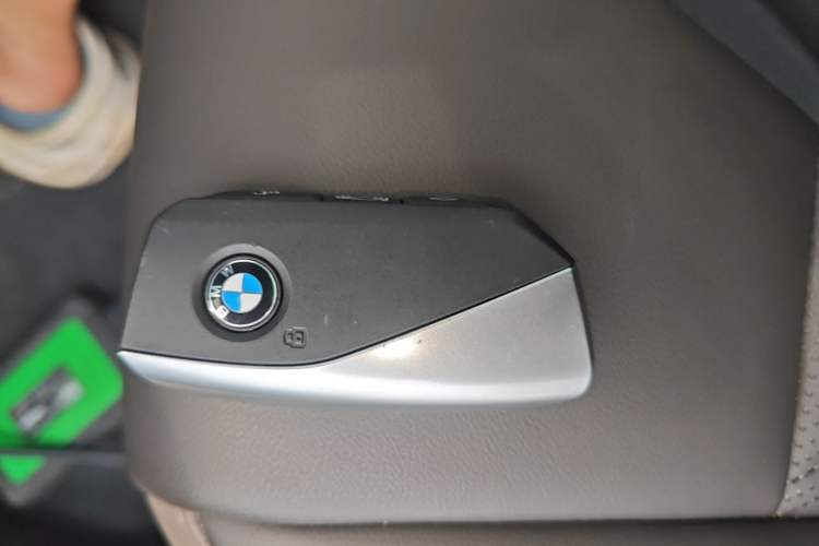 Used BMW X3 2025 xDrive25L Luxury Package Interior 1