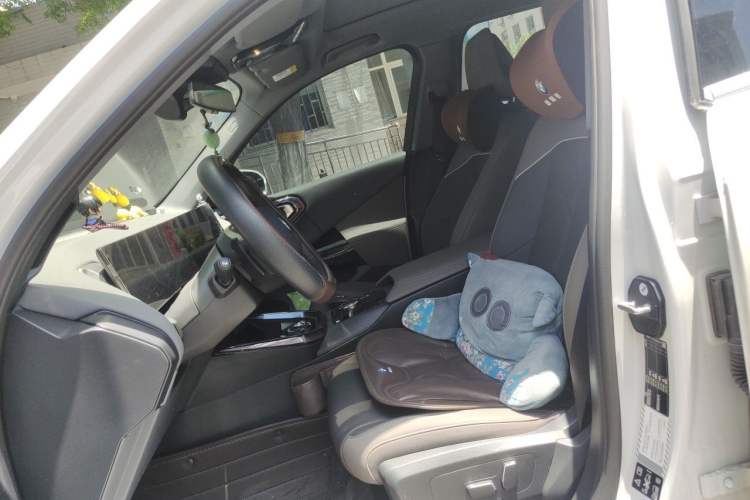 Used BMW X3 2025 xDrive25L Luxury Package Left Front Seat
