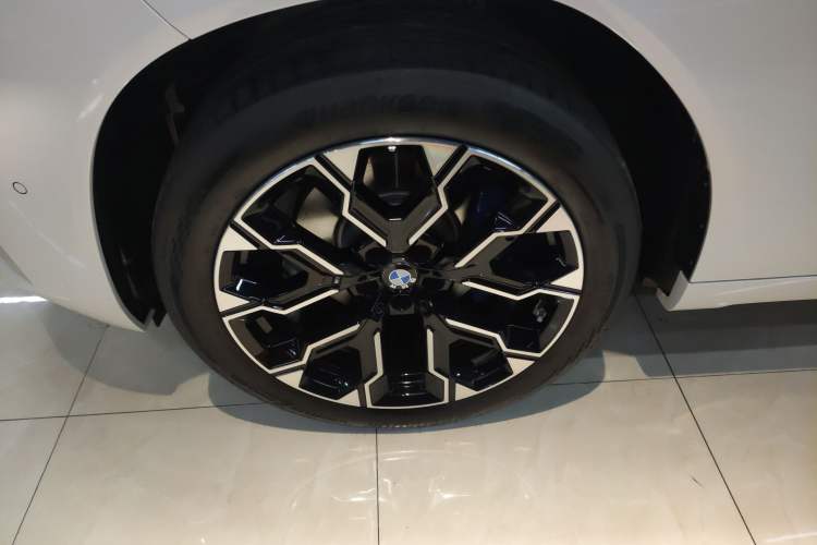 Used BMW X3 2025 xDrive30L Luxury Edition M Sport Package Left Front Wheel Hub