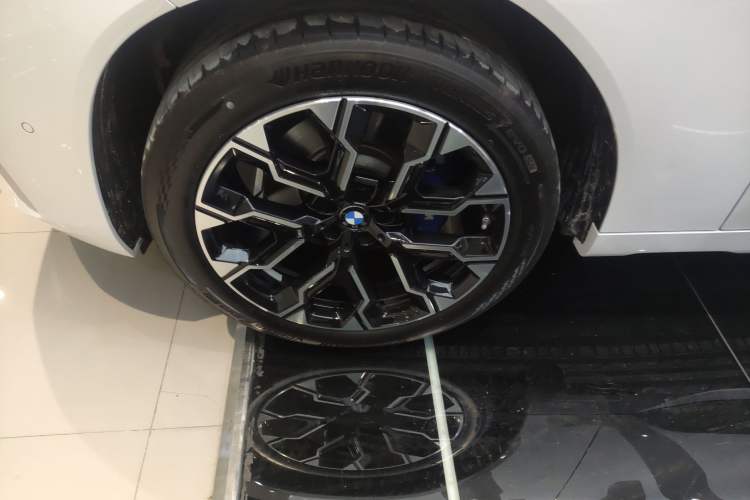 Used BMW X3 2025 xDrive30L Luxury Edition M Sport Package Left Front Wheel Hub