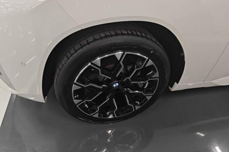 Used BMW X3 2025 xDrive30L Leading Model M Sport Package Left Front Wheel Hub