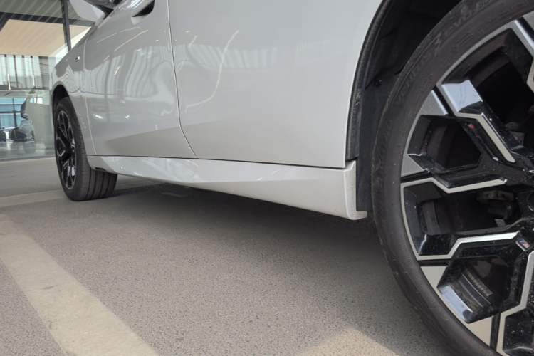Used BMW X3 2025 xDrive30L Leading Model M Sport Package Left Side Sill