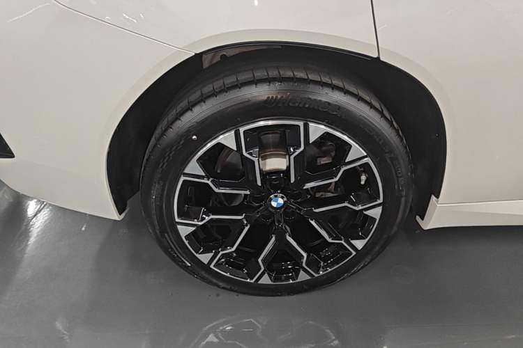 Used BMW X3 2025 xDrive30L Leading Model M Sport Package Right Rear Wheel Hub
