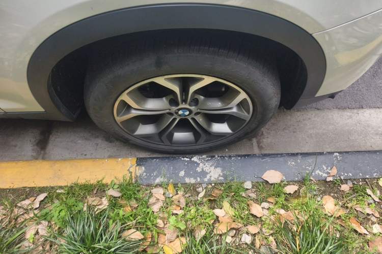 Used BMW X4 2014 xDrive20i X Design Package Right Front Wheel Hub