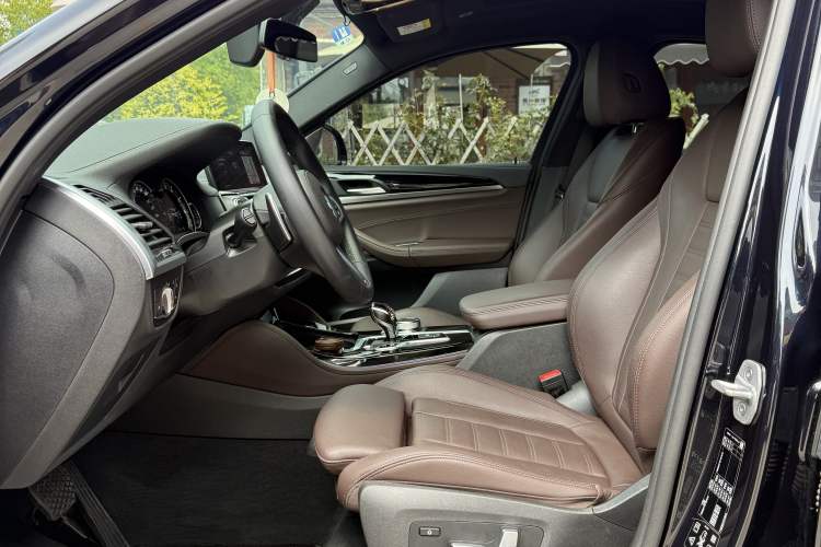Used BMW X4 2019 xDrive25i M Sport Package Interior 3