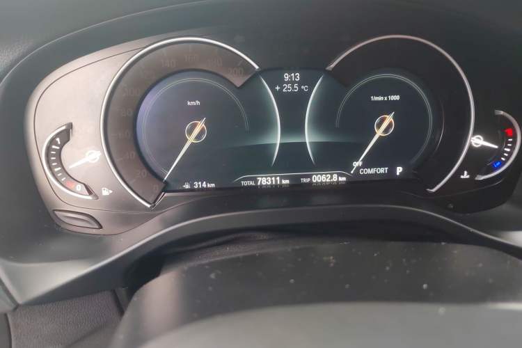 Used BMW X4 2019 xDrive25i M Sport Package Odometer Close Up