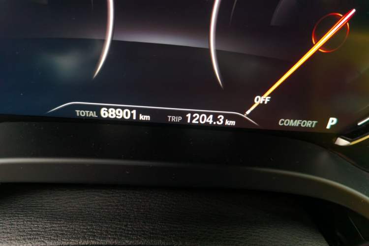 Used BMW X4 2019 xDrive25i M Sport Package Odometer Close Up